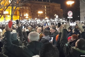 В Белграде сторонники сербской оппозиции попытались ворваться в здание мэрии во время протестов