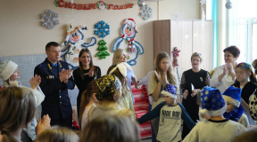 Почему новогодние утренники в детских больницах с участием чиновников выглядят фальшиво и цинично