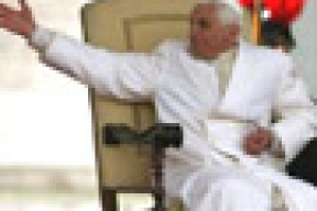 Папа Римский получил чемпионский пояс по боксу