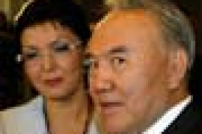 Назарбаев развел дочь
