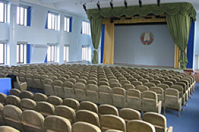 Каждое кресло в актовом зале журфака, где выступал Лукашенко, стоит 400 у.е.