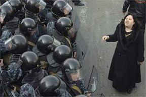 В Ереване оппозиционеры дерутся с полицией
