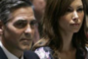 Появились новые пикантные фото подружки Джорджа Клуни