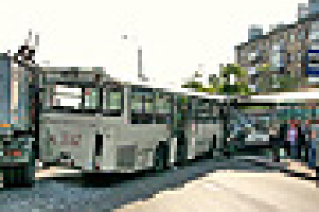 Троллейбус без водителя врезался в остановку общественного транспорта (фото)