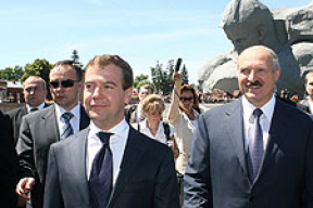 Медведев и Лукашенко побеседовали в Брестской крепости «один на один» (дополнено)