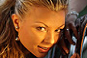 Влада подарит влюбленным поездку на «Хаммере»