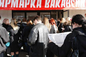 Белорусам грозят дефицит, задержки зарплаты и безработица