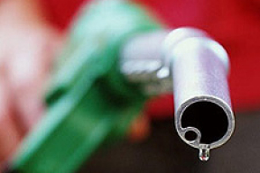 Бензин в Беларуси подешевел. Но все еще дороже, чем в Литве