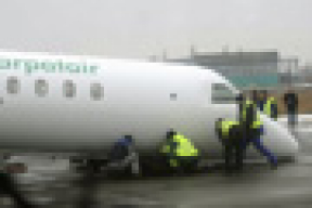 Пассажирский самолет сел на брюхо в румынском аэропорту