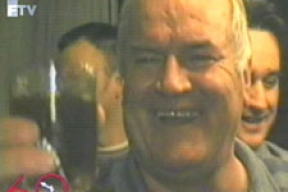 «Хоум-видео» военного преступника: беглый Ратко Младич пляшет и играет в пинг-понг