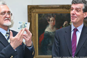 В Национальном художественном музее директору Лувра подарили тысячу рублей