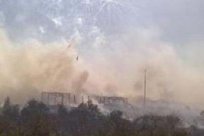 Пожарные решили ждать, пока склады пиротехники под Донецком догорят