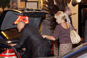«Что в багажнике президента и кто эта блондинка?» (фото)