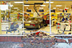 Разъяренный британец протаранил на раритетном Rolls Royce стену магазина (фото)