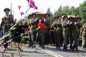 Барановичи прощаются с погибшими в Польше летчиками (добавлены фото)