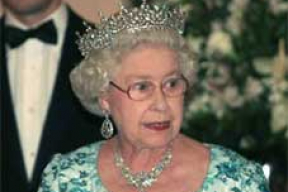 Королева Британии пожаловалась на папарацци