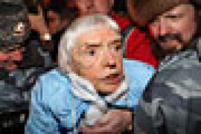 ОМОН задержал 82-летнюю правозащитницу в костюме Снегурочки (фото)