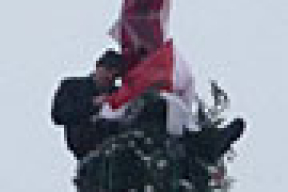 Коваленко на вершине елки укрепляет флаг (фоторепортаж)