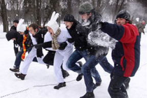 Минские студенты устроили снежные бои