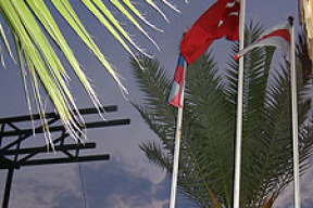 На турецких курортах считают белорусским флагом бело-красно-белый (фотофакт)