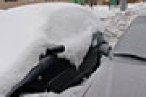 Владельцев авто заставляют чистить дворы от снега (фото)