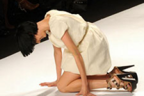 Агнес Дин повторила «подвиг» Наоми Кэмпбэлл, рухнув посреди подиума (фотофакт)