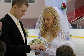 В Барановичах прошла первая свадьба на льду  (фотофакт)