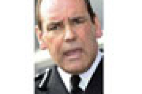 Начальник полиции британского графства попросил урезать ему зарплату