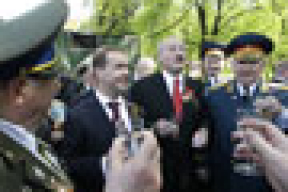 Медведев подколол Лукашенко, выпившего рюмку водки
