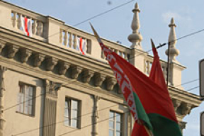 Нацыянальныя сьцягі насупраць адміністрацыі прэзыдэнта (фота дня)