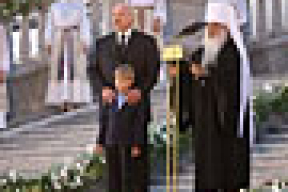 Лукашенко с младшим сыном и Митрополит Филарет на церемонии захоронения останков неизвестных солдат (фото)