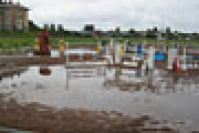 Конные поля Ратомки, в которые вложены миллионы долларов, стоят под водой (фото)