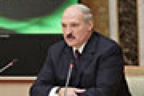 Лукашенко рассказал о «безмозглой политике» тандема Медведев-Путин (дополнено)