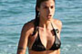Подружка Джорджа Клуни купается в умопомрачительном бикини (фотофакт)