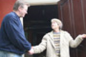 Активисты профсоюза РЭП в доме «декабриста» Молчанова вставили новую дверь (фотофакт)