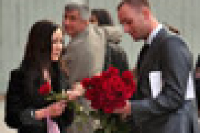 На Немиге девушкам раздавали розы (фоторепортаж)