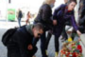 К станции метро «Октябрьская» люди несут цветы (фотофакт)
