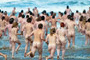 Британские нудисты побили рекорд: 400 голых активистов бросились в холодное море (фото)