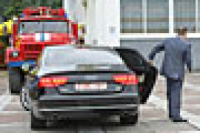 В кризис губернатор Сумар пересел на Audi за 100 тысяч евро