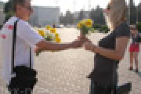 В Могилеве запретили играть в ладушки, в Барановичах девушкам дарили цветы (фото)