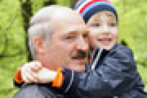 Год назад Лукашенко сменил биографию. По «старой» – сегодня ему 57!