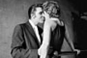 Блондинка, на знаменитом «Поцелуе» с Пресли, раскрыла инкогнито (фото)