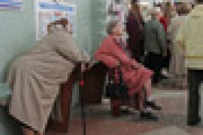 Пенсионеры стоят в очередях за кусочком государственной заботы (фото)