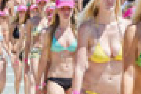 Самый массовый «бикини-парад» прошел в Австралии (видео)