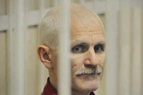 Алесь Беляцкий приговорен к четырем с половиной годам колонии (фото)