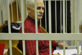 Прокурор призвал посадить Беляцкого на 5 лет (фото)