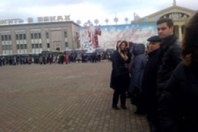 Лукашенко с детьми – во Дворце Республики, родители – на улице (фотофакт)