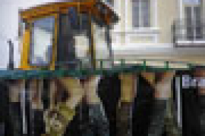 Минский трактор мощностью в пять девичьих сил (фотофакт)