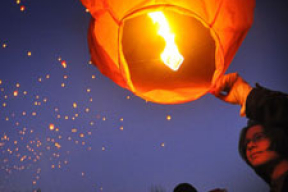Минчане призвали весну небесными фонариками (фото)