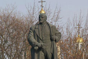 Ленин надел «церковную шапку» (фото)